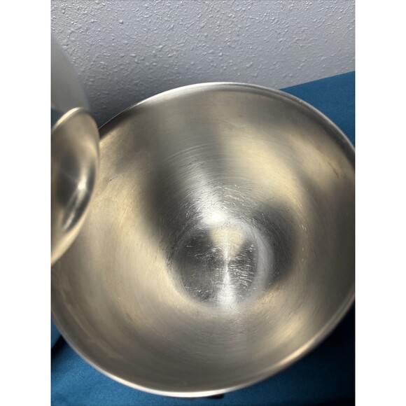 Nesting Mixing Bowls Set of 3 Metal with thumb rings 8”, 7” & 5.5” - Picture 7 of 16